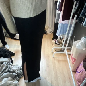 Svart Långkjol - Svart långkjol som inte kommer till användning! I storlek XS-S med slits på sidan