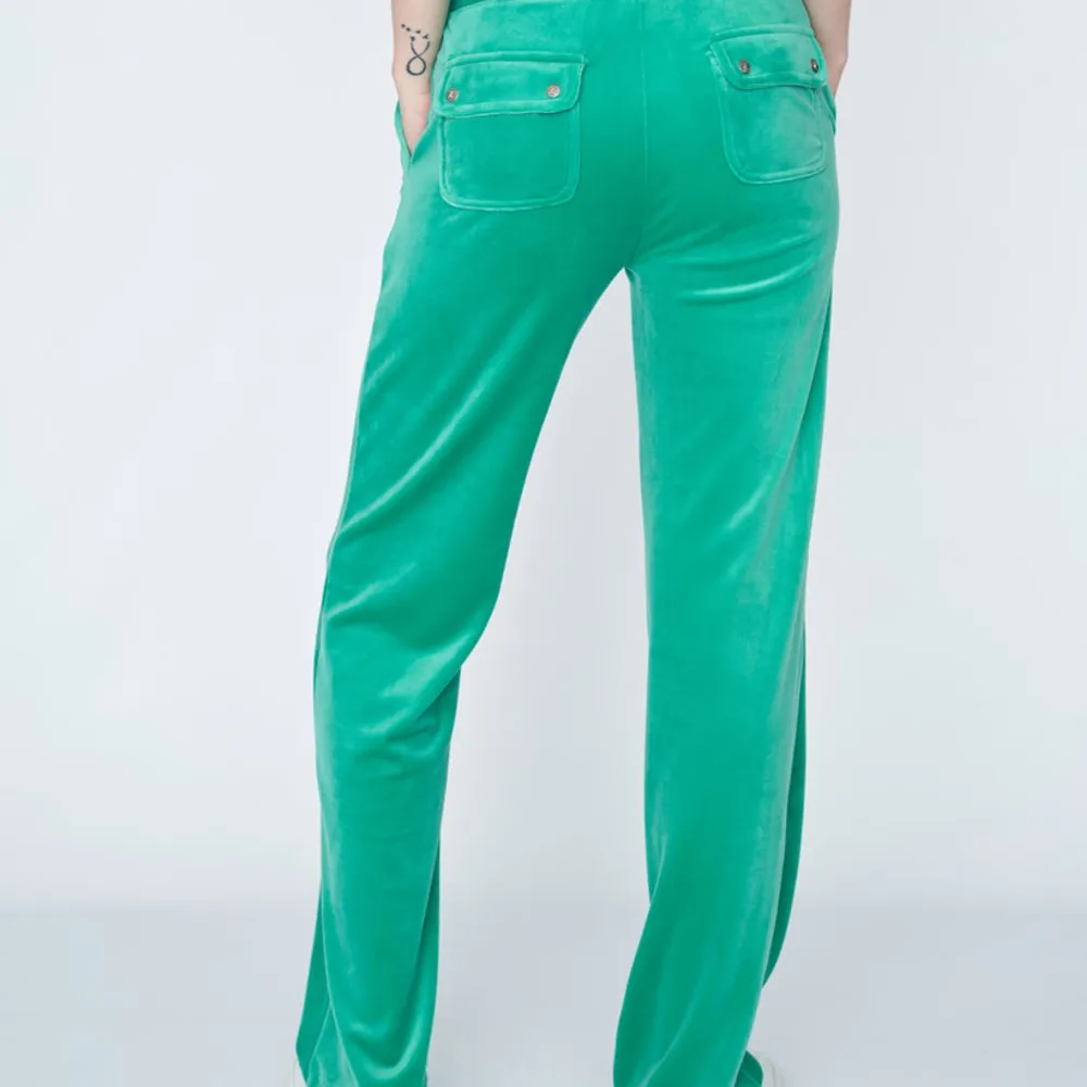 Säljer nu dessa gröna juicy couture byxor i storlek xxs, jag säljer dessa pga att dem inte kommer till användning. På sista bilden ser ni att dem är lite smutsiga där nere, men det kanske kan gå bort i tvätten.. Jeans & Byxor.