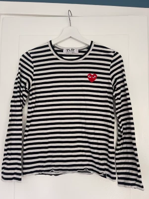 Comme des Garcons tröja  - Kom aldrig till användning   Storlek S/XS 