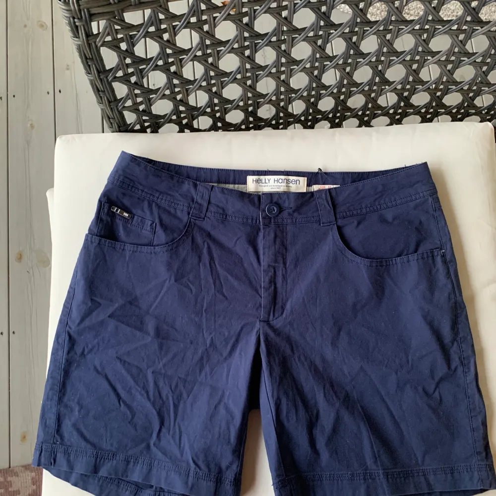 Marinblå shorts från Helly Hansen i storlek 32 Aldrig använda, helt nya men saknar prislapp Nypris 999kr. Shorts.