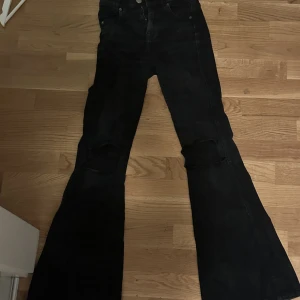 Slitna jeans från dr denim - Säljer dessa slitna jeans som jag tyvärr växt ur, men som är snygga på. Har använt några gånger men är fortfarande i bra skick. Slitna vid knäna. 