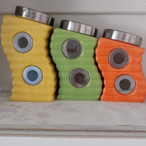 Jätte fina lådor i 3 olika färger, man kan läga sina saker i🤗 - Fina lådor i 3 olika färger gul, grön och orange🤩