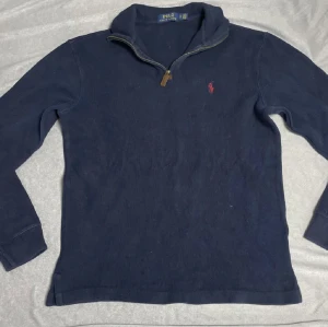 Halfzip Ralp Lauren  - Mörkblå tvärfet halfzip från Ralph Lauren i storlek S. Tröjan är i gott skick, kom gärna med frågor!🫡 Pris kan diskuteras vid snabb affär men inga skambud tack!