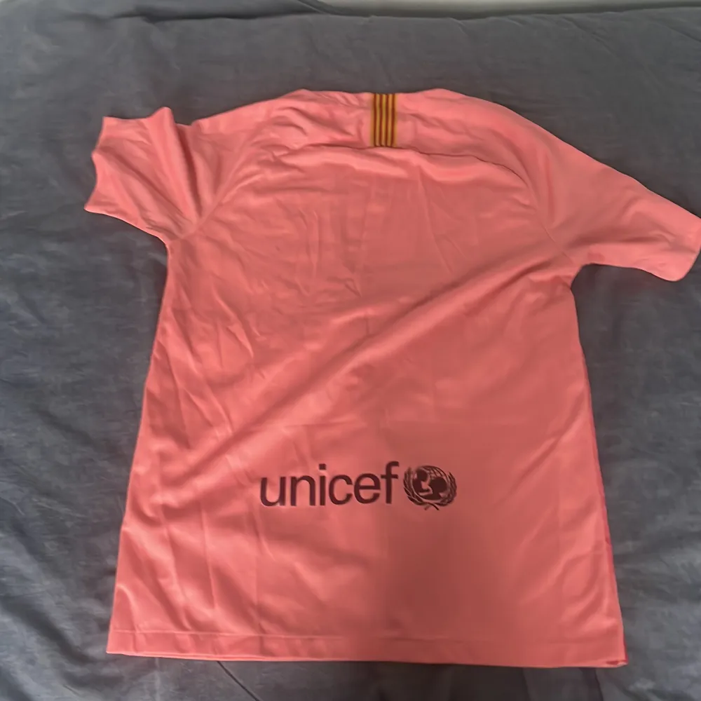 Orange/rosa Barca tröja. (Inte äkta)  lite sliten därför lågt pris. Köpte i Grekland för 499 kr  Storlek : S  Pris: 199kr  . T-shirts.