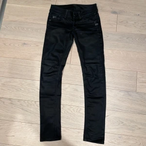 GStar - GStar jeans. Svart, storlek 29/32. Använd få gånger. I bra skick. 