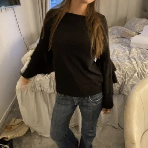 Svart blus med volanger - Svin snygg blus med volanger!😍🙏🏼