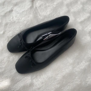 Ballerinaskor  - Jättefina ballerina skor från Bershka med rosett fram. Storlek 38. Aldrig använda pga för stora🩷