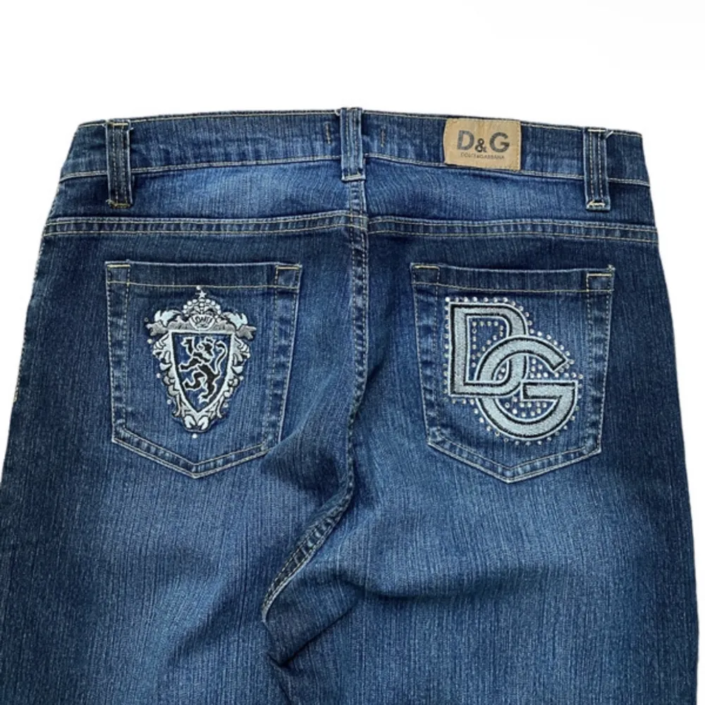 Säljer nu mina vintage dolce & gabbana jeans. Står storlek 34 men passar mig som är storlek 28. Jeans & Byxor.