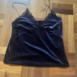 Velour topp  - Marinblå velourtopp med spets från Zara 
