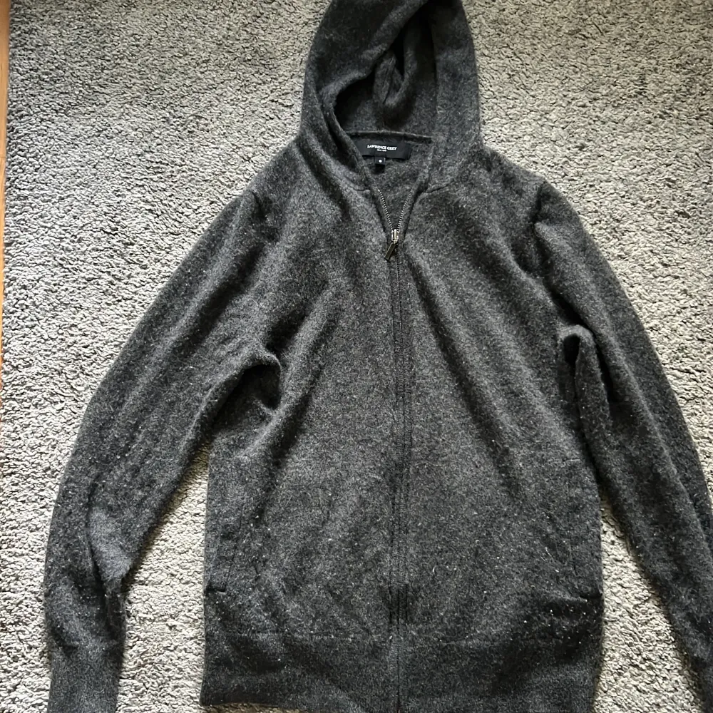 Säljer min mörkgråa Kashmir hoodie. Den är som gott som ny och finns inga fel med den.. Hoodies.