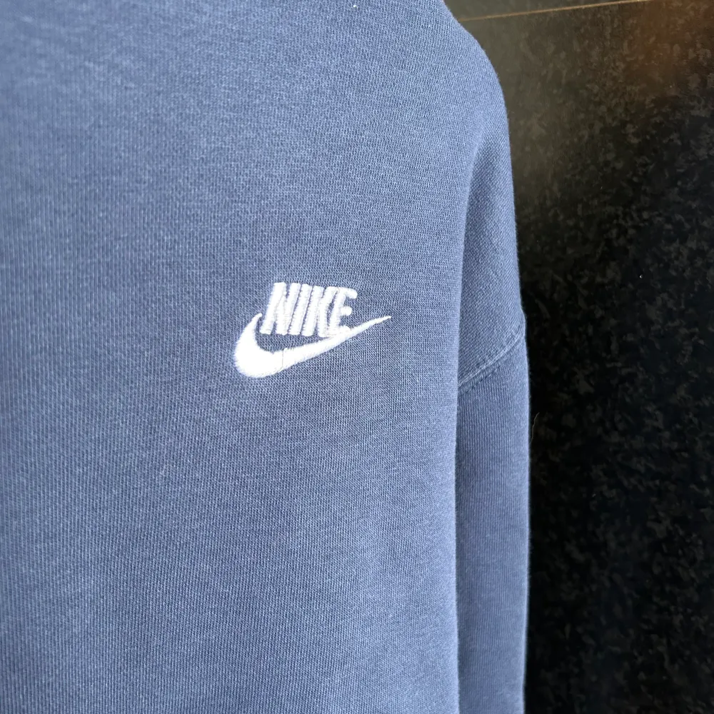 En Nike sweatshirt. Hoodies.