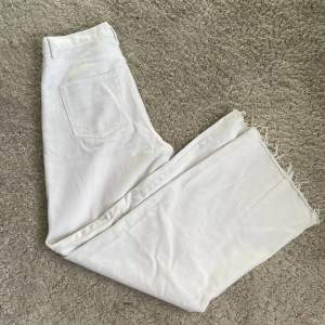 Ett par vita vida jeans från NA-KD i storlek 38 men skulle nog passa även 36. Använda ett par gånger bara så i väldigt fint skick. Kan mötas i Örebro eller skicka spårbart som köparen står för💞
