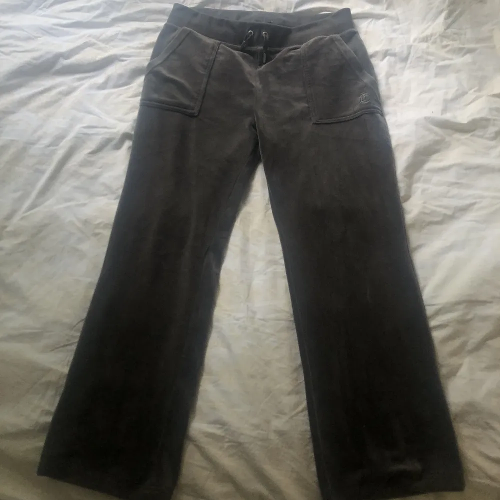 Mörkgrå Juicy byxor som inte har något tecken på användning, köparen står för frakt 😊⚡️. Jeans & Byxor.