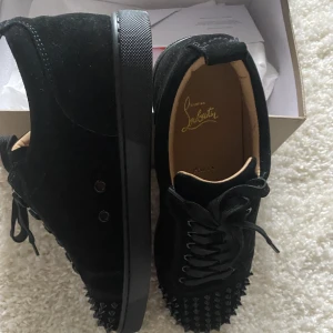 Christian Louboutin Skor - Christian Louboutin skor i svart, endast använda ett fåtal gånger. 9,5/10. Dm vid frågor. Finns ej kvitto.