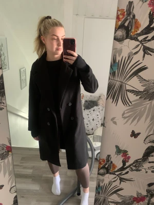 Svart kappa med knappar  - Svart kappa från asos petite. Storlek 36. Passar i längden för någon runt 160. Jättebra skick🫶🏼