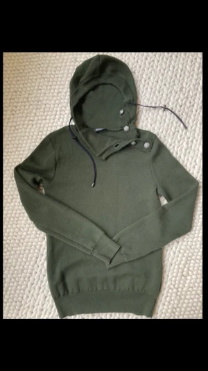 Grön stickad Balmain-tröja  - Fint skick knappt använd. Med luva. 