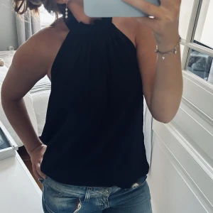 Halterneck topp - Säljer nu min underbara trendiga halterneck topp ifrån hm!! Aldrig använd! Perfekt till allt❤️‍🔥🙏🏽