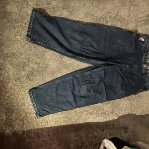 Mörkblåa big boys. 250kr - Mörkblåa bigboys perfekt inför vintersäsongen. Väldigt bra skick inga hål eller rivmärken.  Passar perfekt för dig som är runt 170- 180cm lång. Storlek LARGE. Har bara använts i 2 månader. 