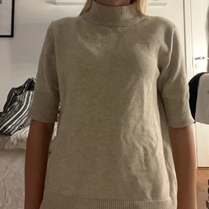 Stickad trekvartsärmad tröja - Säljer denna stickade trekvartsärmade tröjan från zalando märket vila💕 Köpt förra året och knappt användt så skulle säga att den är i nyskick/ mycket bra skick. Storlek xxs