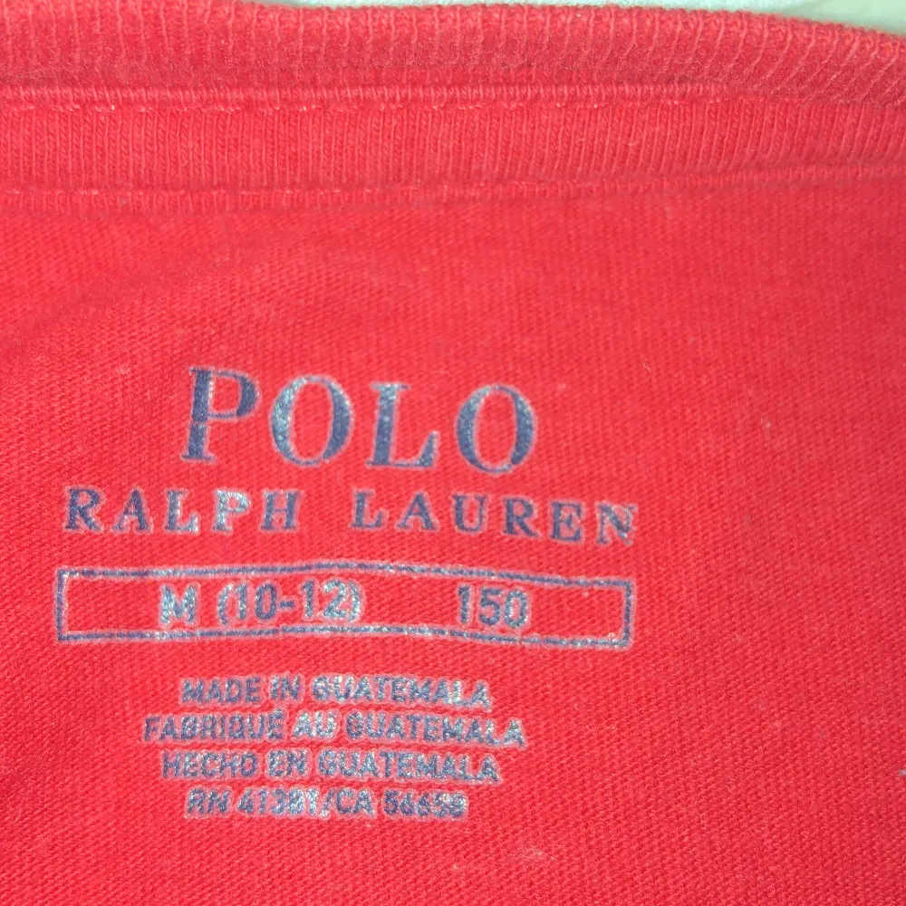 Säljer min polo Ralph lauren tröja i ett fint sckik Storlek: M för barn  Hör gärna av er om ni har några frågor eller vill ha fler foton😃 Ny pris: 499kr  Mitt pris: 200kr Pris gör att diskutera😊. T-shirts.