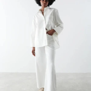 Skjorta - Vit poplin från Ginatricot. 