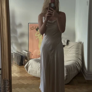 Satinklänning - Jättefin långklänning som aldrig kommit till användning:( ⭐️⭐️