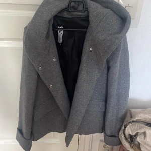 Zara kappa - En supersnygg kappa från zara med huva som är perfekt när det snöar🥰🥰Den är perfekt nu till höst och även vinter🤩 Snålt använd! Vid intresse skriv för fler bilder