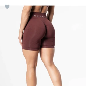 Relode shorts - Helt nya shorts från relode, stl xs. Med scrunch. Väldigt stretchiga så de rekommenderas att gå ner en storlek.   Jag har normalt S/M