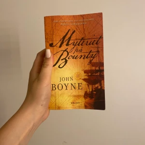 Mysteriet på bounty - Säljer denna bok❤️Den är ganska svårläst 20kr +frakt
