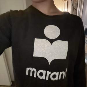 Säljer nu min Isabel marant tröja,den har lite defekter på Isabel marant märket som ni ser på bilder! Därför säljer jag  den billigt❤️‍🔥❤️‍🔥  Tryck inte på köp nu