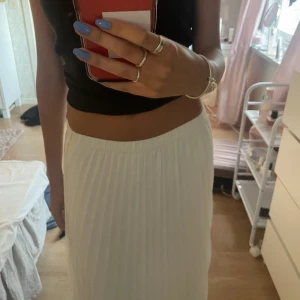 Vit kjol - Säljer denna underbara vita kjol, har själv aldrig fått användning för den. Bra skick då jag endast provat den:) den är i storlek s men med resormidja så passar även m
