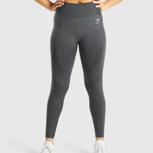 Gymshark tights  - Storlek M och väldigt stretchiga så passar mindre och större. Inte använda många gånger.