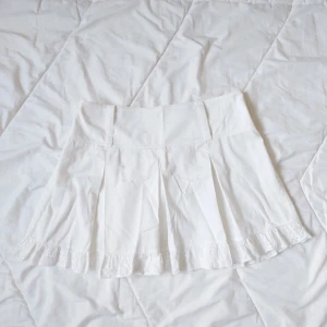 vit kjol  - jätte söt vit kjol i bra skick utan skador 🤍