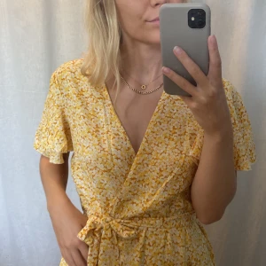 Gul klänning - Gul blommig klänning från Shein. Har ett par fläckar som inte syns jättemycket. Går säkert bort. Använd 2 midsommrar! 