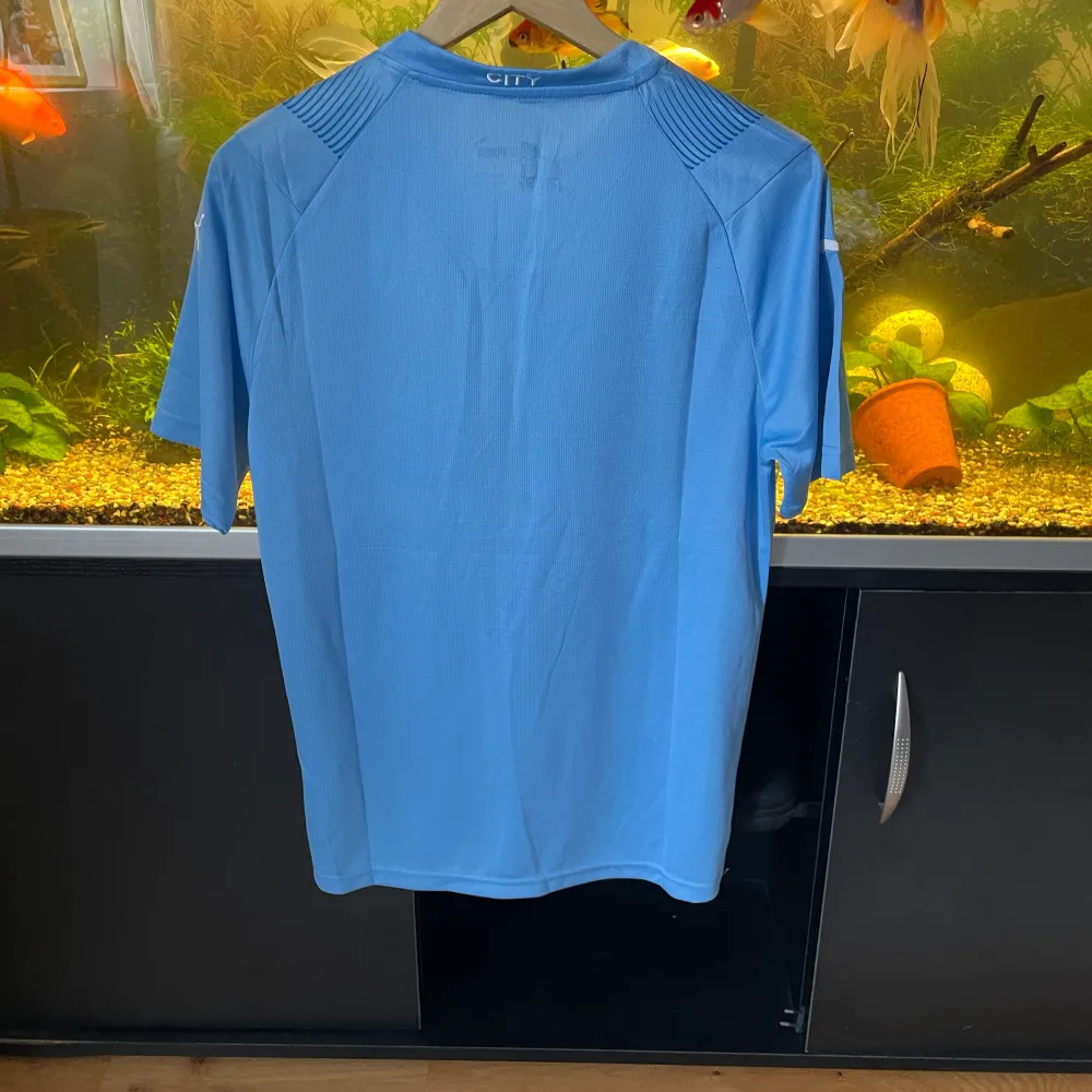 Säljer denna snygga Man City tröja då den inte kommer till användning längre. Tröjan är köpt från plick. Skicket är 10/10 då den endast används ca 2-3 gånger. Kontakta vid intresse!  . T-shirts.