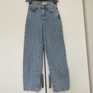 Jeans från Gina - Jeans från Gina Tricot, knappt använda och i bra skick. Storlek 32 och slutar ungefär vid ankeln på mig som är 163 🩵
