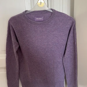 Lila zadig tröja  - Säljer min superfina lila zadig tröja p.g.a att den är för liten för mig❤️100% kasmhir och verkligen i superbra skick🤩kan tänka mig att sänka priset så kom med prisförslag👍hör av er för fler bilder osv