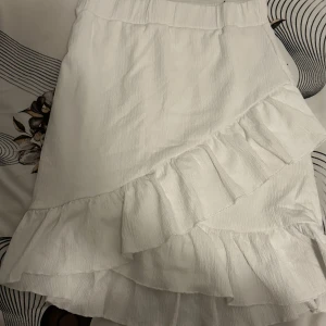 Vit kjol - Vit kjol , har använts få gånger och sann till strl 
