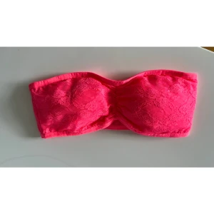 Bandeau - Bh - Rosa Bandeau - Bh från Lindex i strl S. Använd få gånger. Väldigt bra skick! 30kr