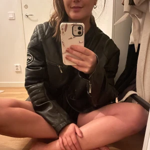 Svart biker jacka  - Sååå snygg biker jacka köpt på second hand, storlek L. Passar mig som M med en oversize look 😍