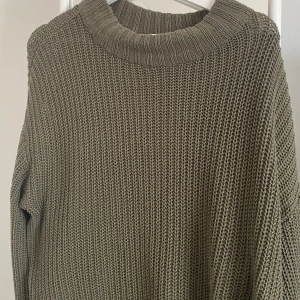 Grön tröja - Olivgrön tröja från HM, säljer då den inte kommer till användning längre. 