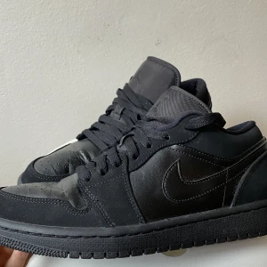 NIKE AIR JORDAN 1 RETRO LOW TRIPLE BLACK - Sparsamt använda Jordans i retro modell. Nästan nyskick