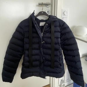 Sandro Paris jacka   - Säljer nu min favorit jacka, då den tyvärr blivit för liten. Jackan har två snören som hänger ner (se på bild 1), vilket är en super fin detalj. Men de går även att klippa av snörena utan att det syns. Kan skicka fler bilder ifall det önskas.💓