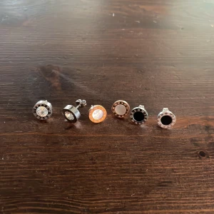 Örhängen  - Nya nickelfria örhängen säljes i par olika förger