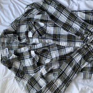 blå grön rutig skjorta - i bra skick 