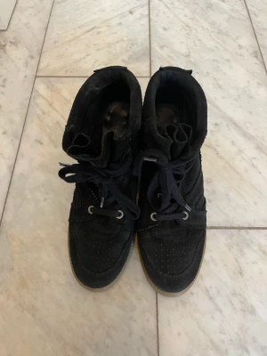 Isabel marant skor  - Säljer mina Isabel marant liknande skor då de inte längre kommer till användning. Storlek 39 och bra skick bortsett från sulan (bild 3). 