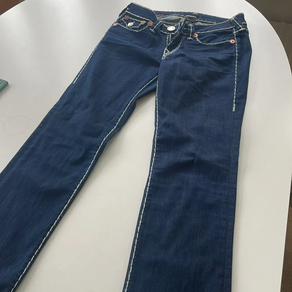 Snygga true religion jeans i modellen ”billy super t”. Strl 27, lite långa på mig som är 170 cm. Ytterbenslängd 111 cm. Superfint skick! Säljer då de ej passar mig ☺️. Jeans & Byxor.