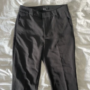 Kostymbyxor  - Säljer dessa kostymbyxor från bikbok i storlek S i bootcut modell! Så gott som nya!