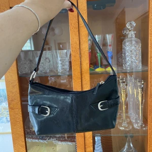 Svart klassisk väska från Dorothy Perkins - Den perfekta svarta klassiska väskan! Passar till allt! 😍😍