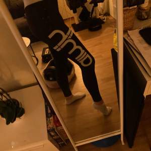 Svarta aimn tights med vitt tryck. I storlek Small, låg midja. 